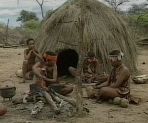 Namibia: Buschmänner (San) vor ihrer Hütte
